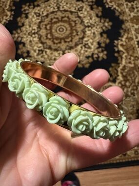VINTAGE 60s CELLULOID MINT CLUSTERED ROSES GOLD-TONE 8" BANGLE